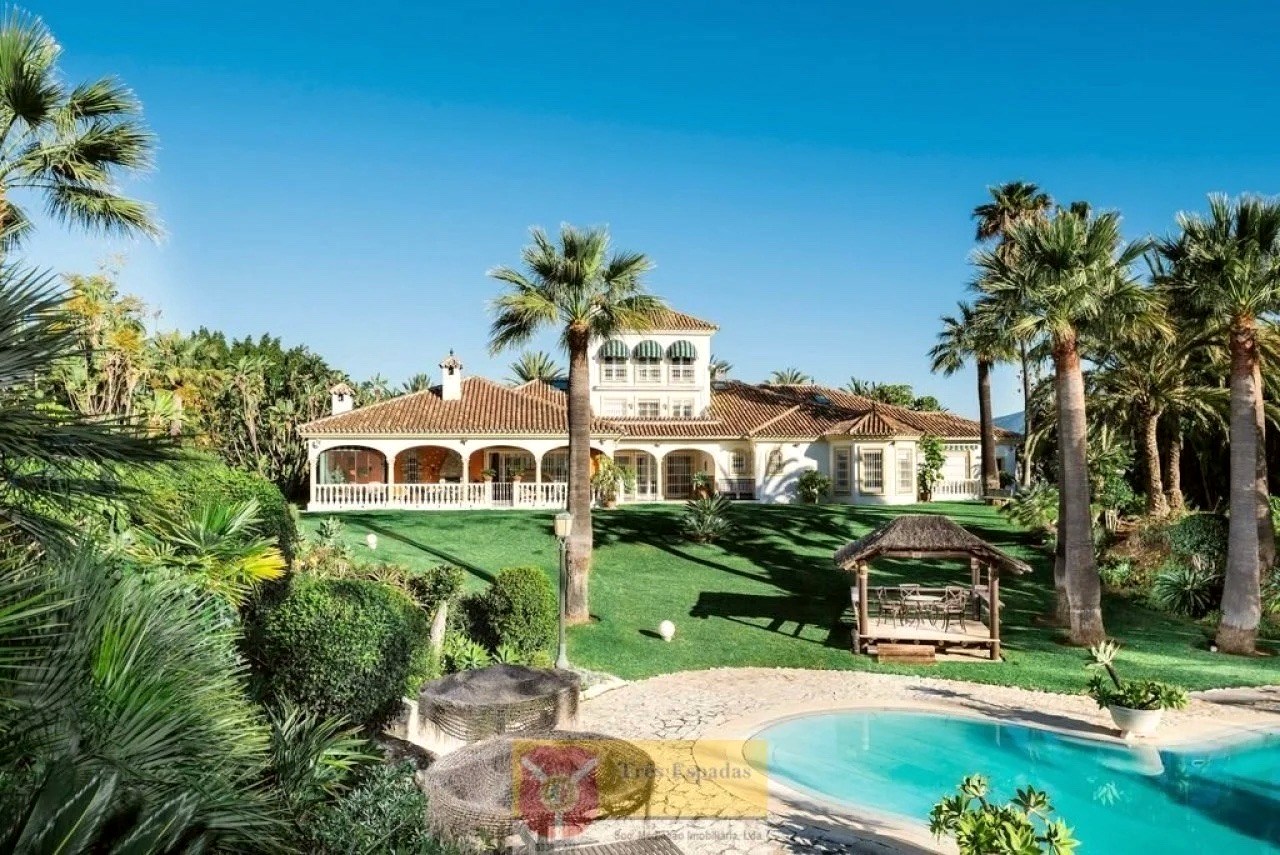 Extraordinary imposing villa — ES-VL010