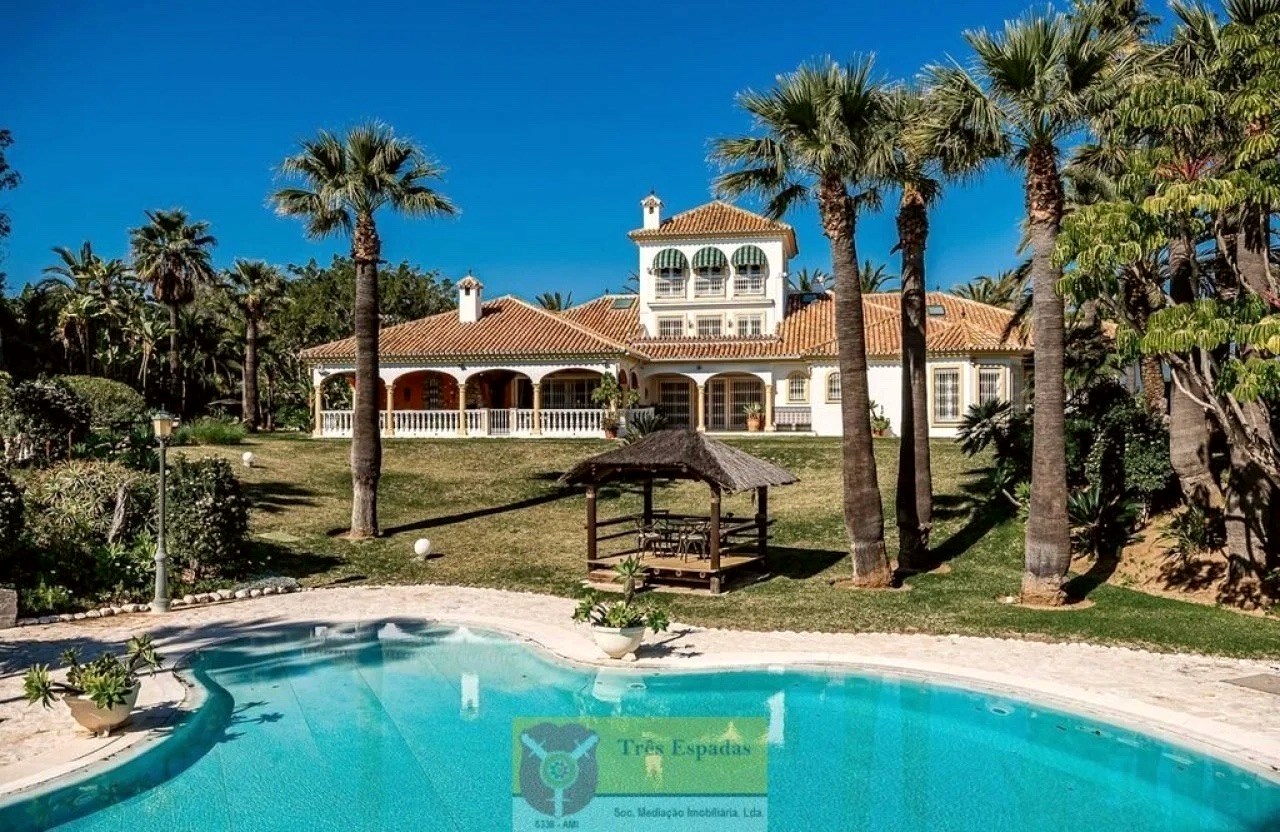 Extraordinary imposing villa — photo 2