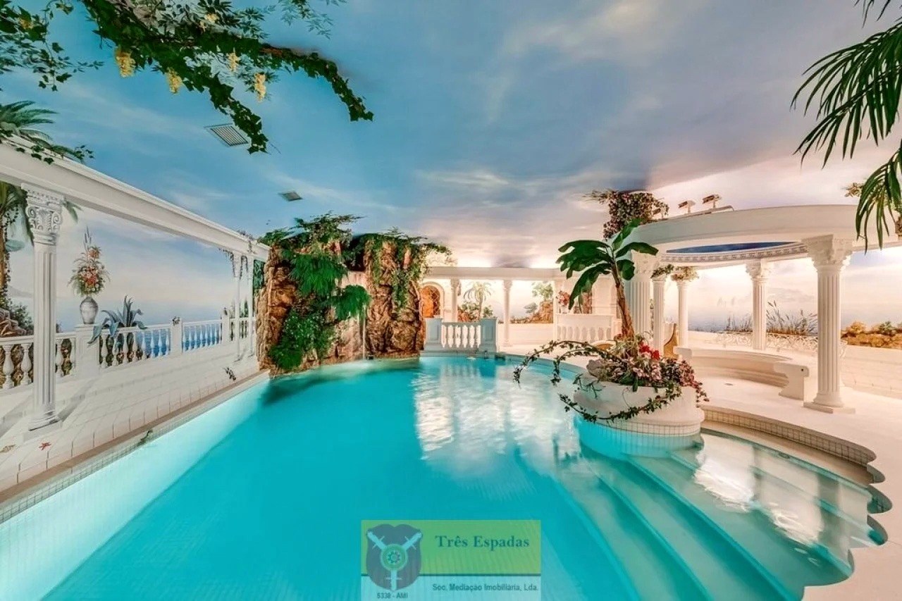 Extraordinary imposing villa — photo 16