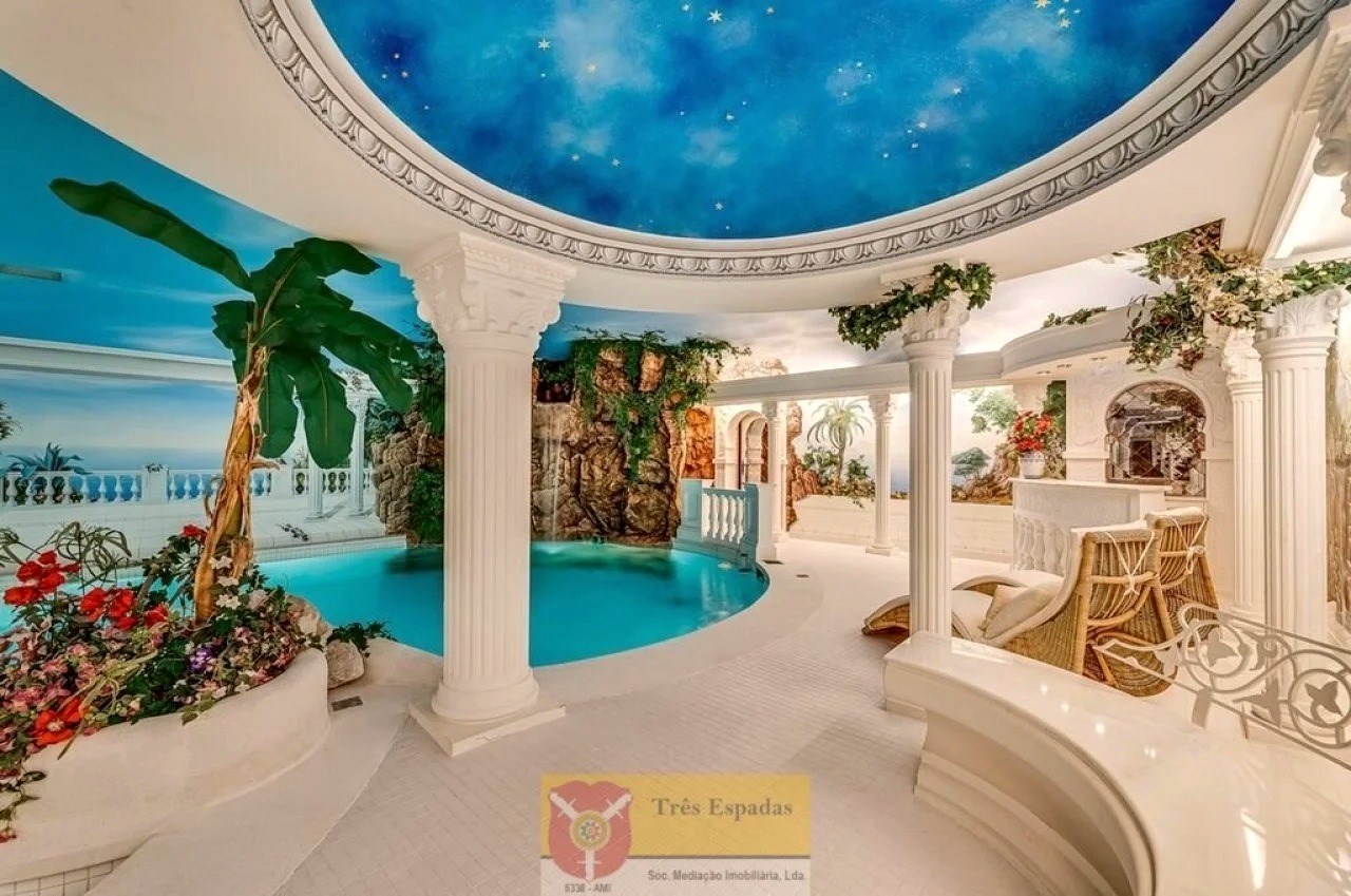 Extraordinary imposing villa — photo 18