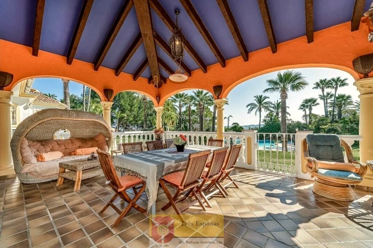 Extraordinary imposing villa — photo 19