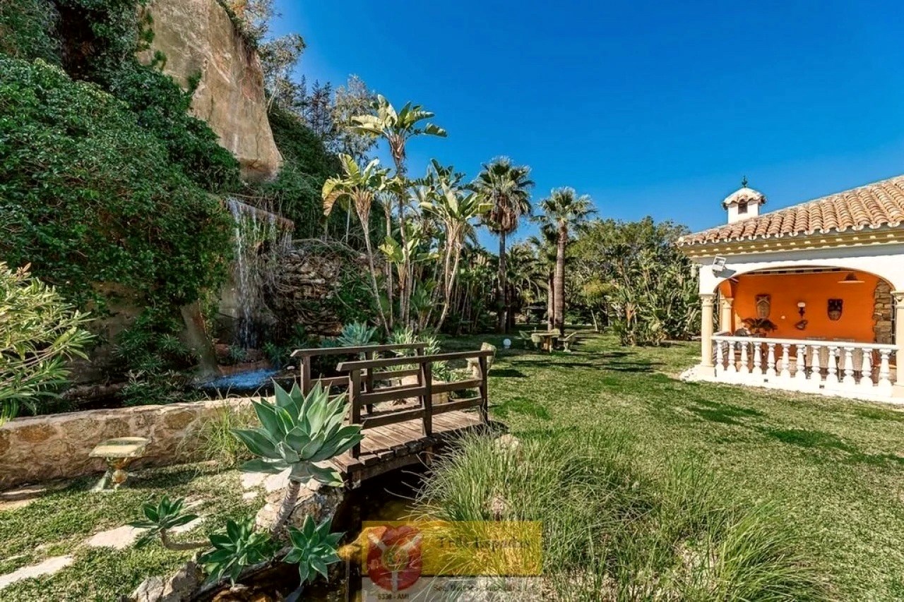 Extraordinary imposing villa — photo 20