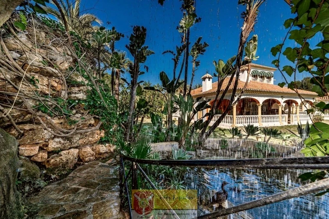 Extraordinary imposing villa — photo 21